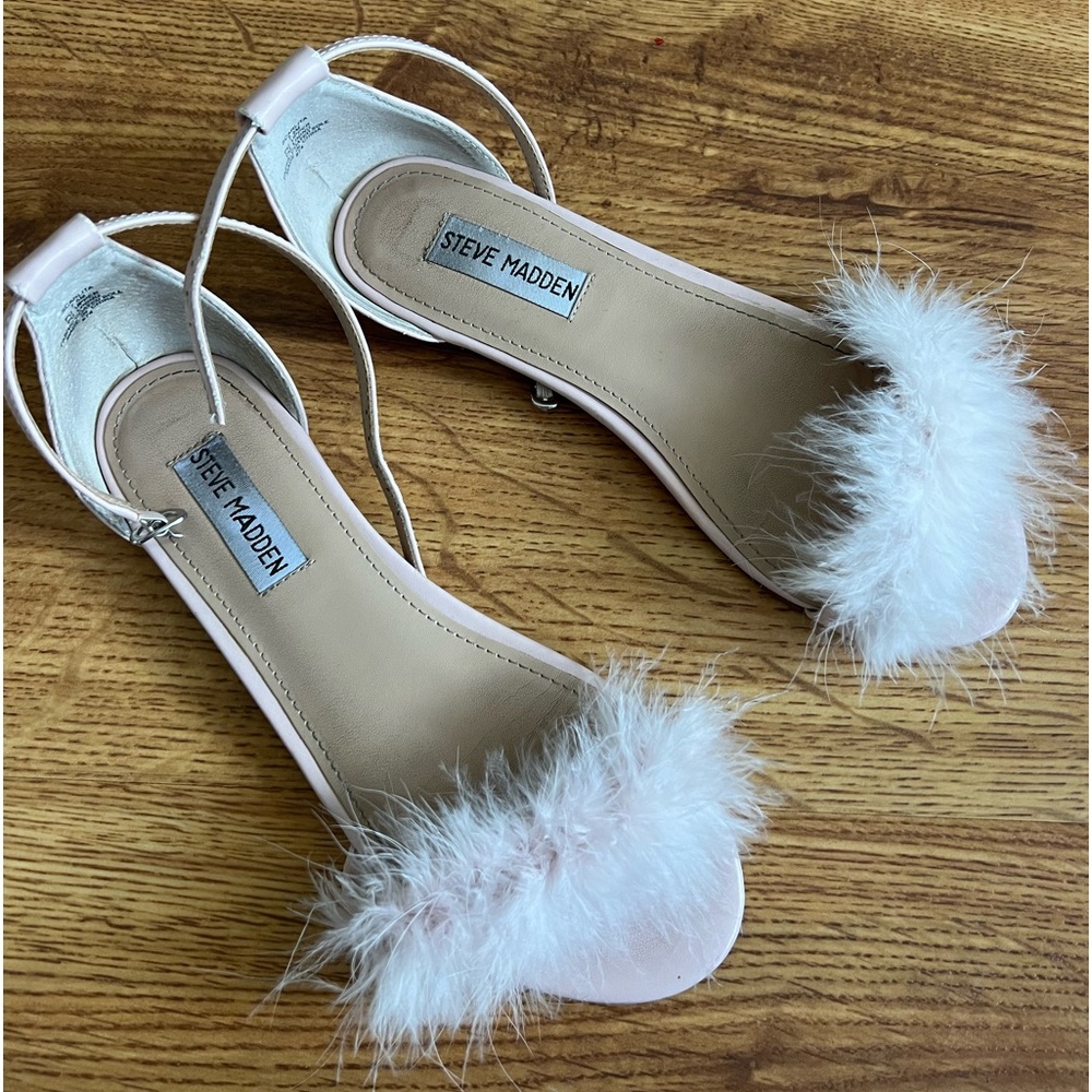 Pink STEVE MADDEN feather flat sandals size 7